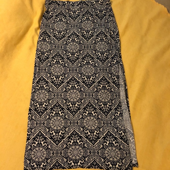 Dresses & Skirts - Banana Republic Maxi Skirt